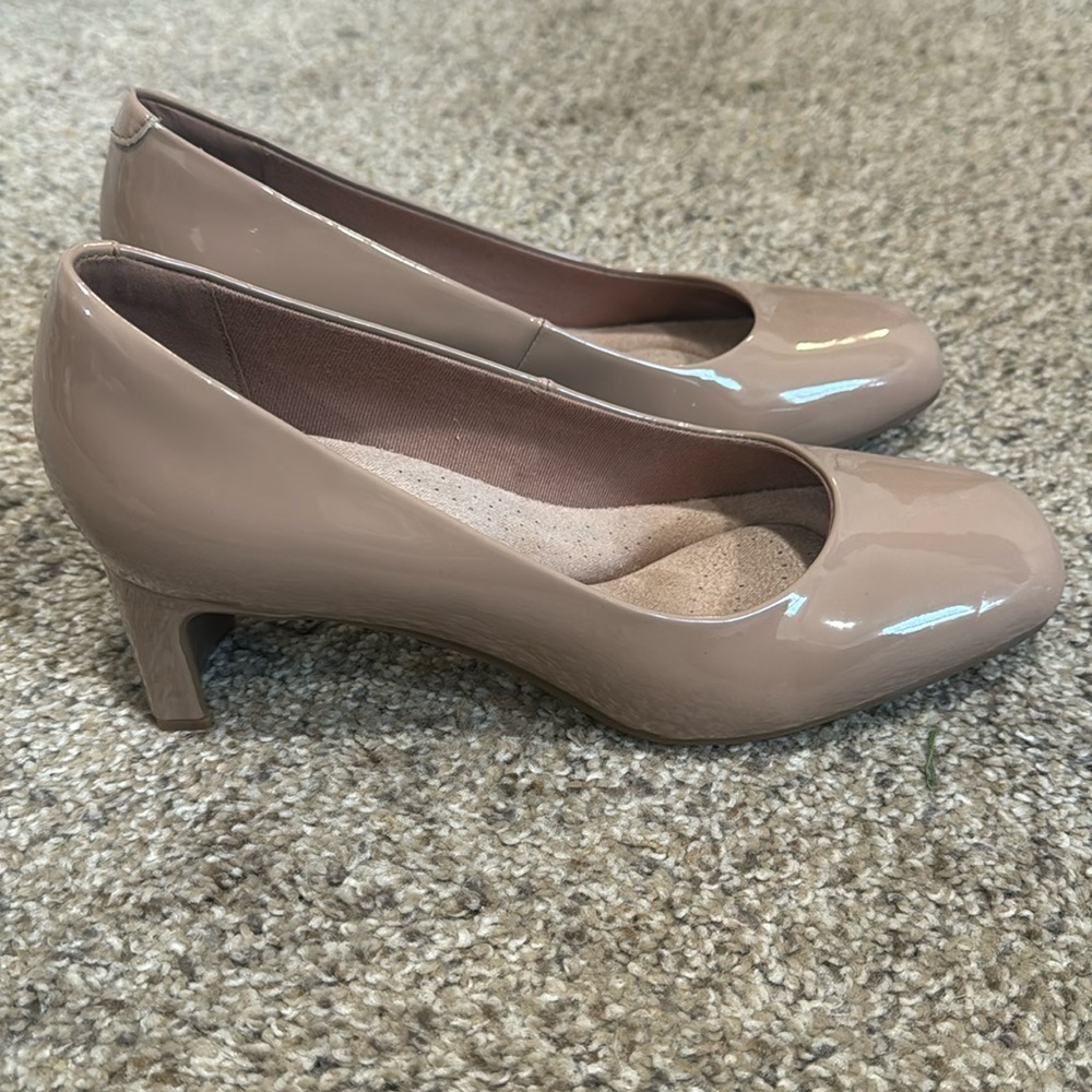 Clark’s Kyndall Pump- Beige- NEW